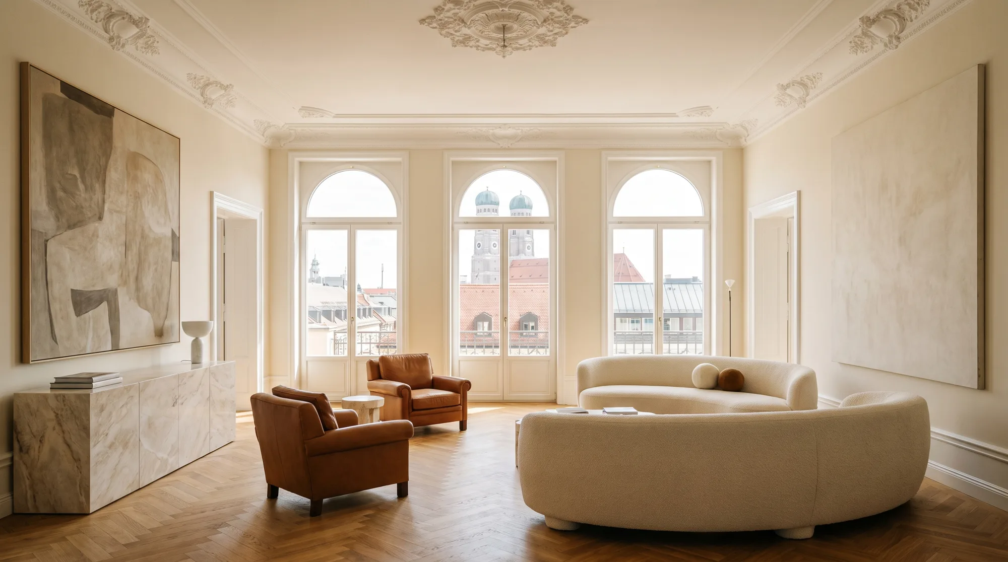 Der Salon mit Stuck und Bogenfenstern
