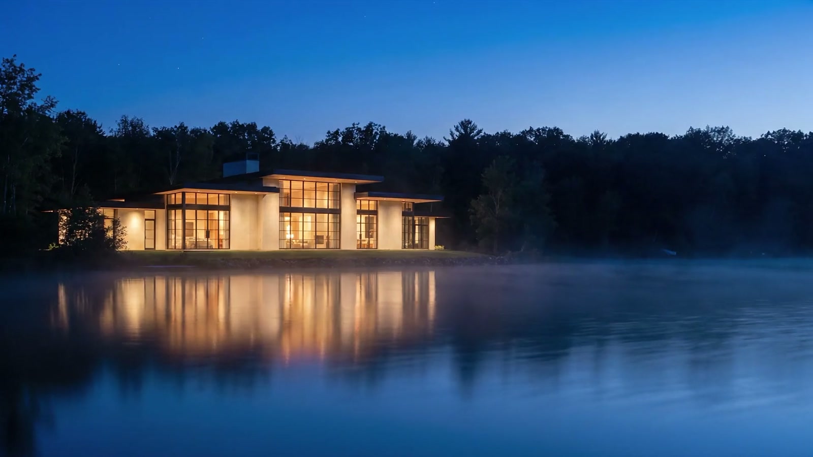 Nächtlicher Anflug über den Starnberger See auf die erleuchtete Villa Riverside